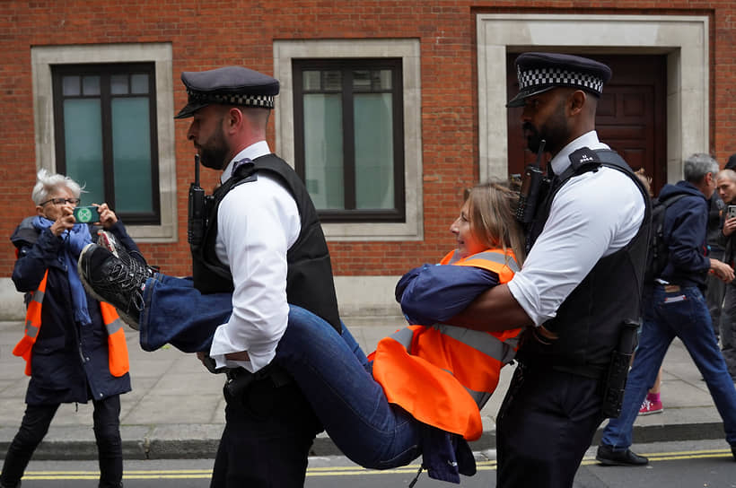 Лондон, Великобритания. Полицейские задерживают активистку движения «Just Stop Oil», выступающую за экологически чистые источники энергии