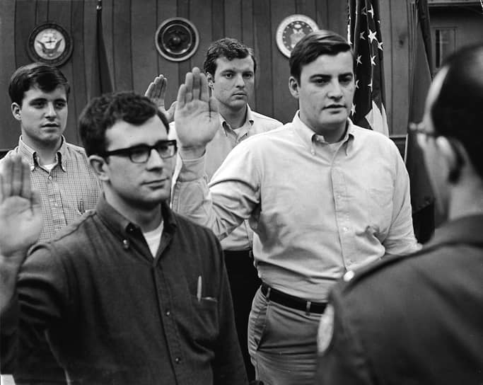 Американские призывники дают присягу во время войны во Вьетнаме, середина 1960-х годов
