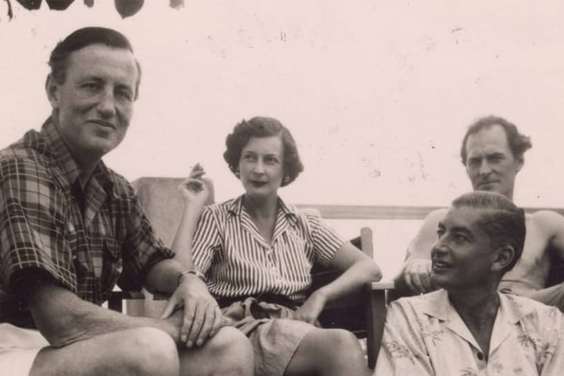 На фото слева направо: Ян Флеминг, Энн Харлинг, ее муж, армейский сослуживец Флеминга Роберт Харлинг, Айвар Брайс