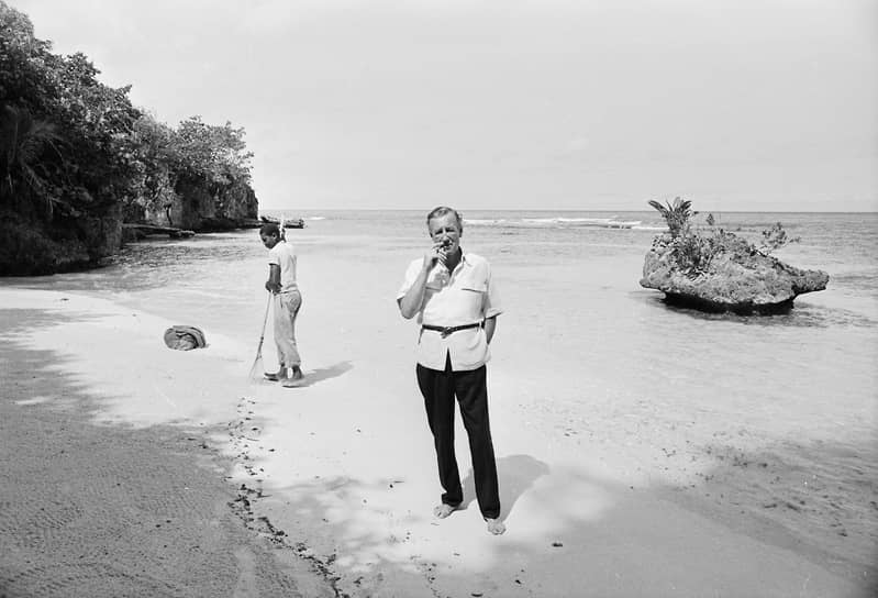 Ян Флеминг курит на пляже рядом со своим домом. Ежедневно он выкуривал 70 сигарет. Фотография сделана 23 февраля 1964 года, автору книг о Бонде осталось жить полгода