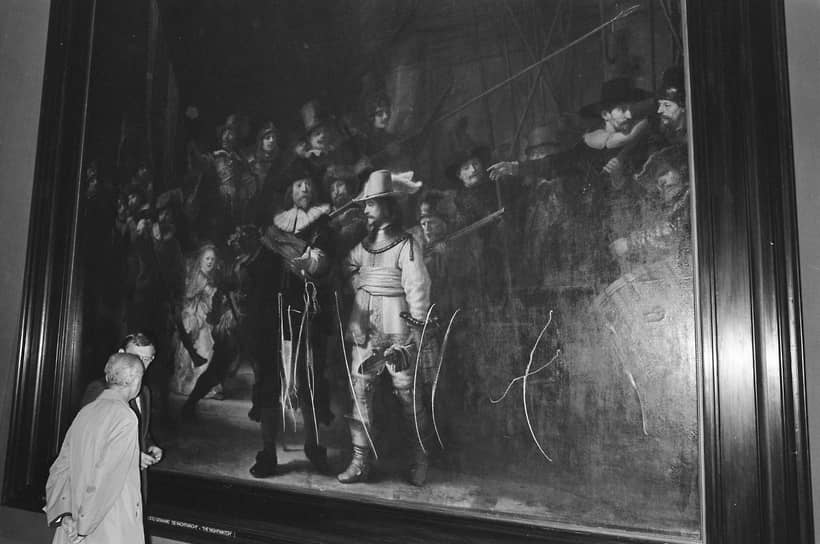 Картина Харменса Рембрандта «Ночной дозор» подвергалась порче три раза — в 1911, 1975 и 1990 годах. 14 сентября 1975 года безработный школьный учитель Вильгельм де Рийк порезал полотно ножом. Реставрация картины заняла четыре года