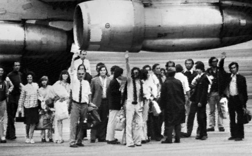 16 выживших — на родной земле, в аэропорту Монтевидео