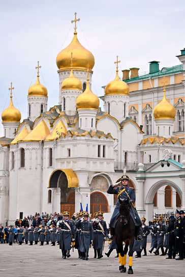 Выступления президентского полка на соборной площади