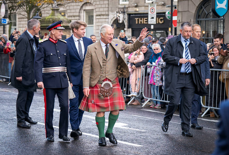 Абердин, Шотландия. Король Великобритании Карл III встречается с местными жителями  