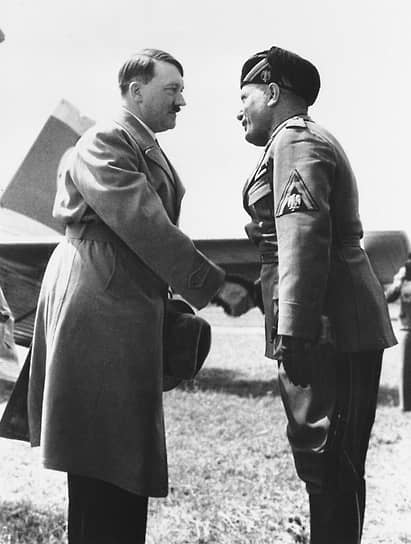 Рейхсканцлер Германии Адольф Гитлер (слева) и лидер Италии Бенито Муссолини