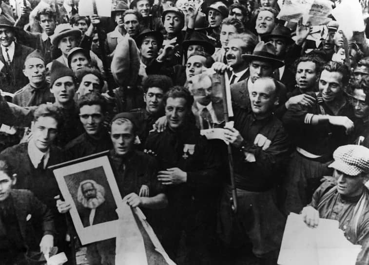Чернорубашечники пытаются поджечь портреты Маркса и Ленина во время выборов в 1921 году 