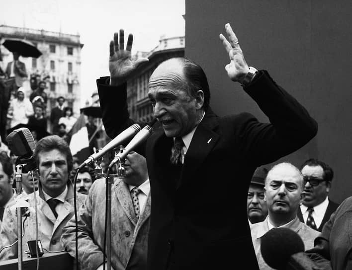 Лидер итальянской неофашистской партии «Социальное движение Италии» Джорджио Альмиранте произносит предвыборную речь перед своими сторонниками в Милане