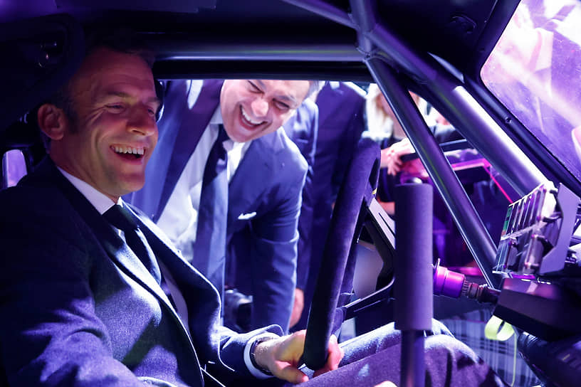 Париж. Президент Франции Эмманюэль Макрон осматривает автомобиль Renault 5 Turbo на Парижском автосалоне