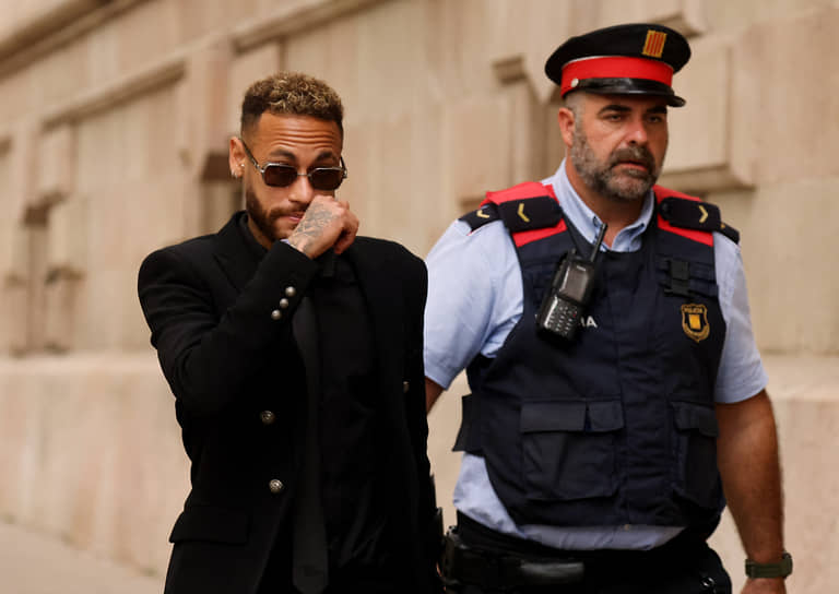 Барселона, Испания. Футболист Неймар после заседания суда по делу о коррупции при его трансфере из «Сантоса» в «Барселону» в 2013 году


