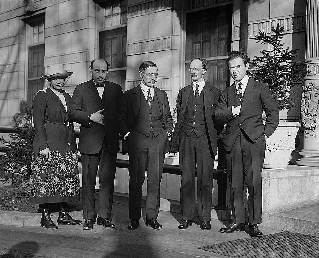 «Будут даны по личному требованию визы ответственным лицам хорошей репутации, которых ДВР пожелает послать в Соединенные Штаты для коммерческих целей» (на фото — делегация ДВР в Вашингтоне, 1921 год)