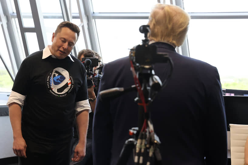 Экс-президент США Дональд Трамп поздравляет Илона Маска после запуска ракеты SpaceX Falcon 9 и космического корабля Crew Dragon