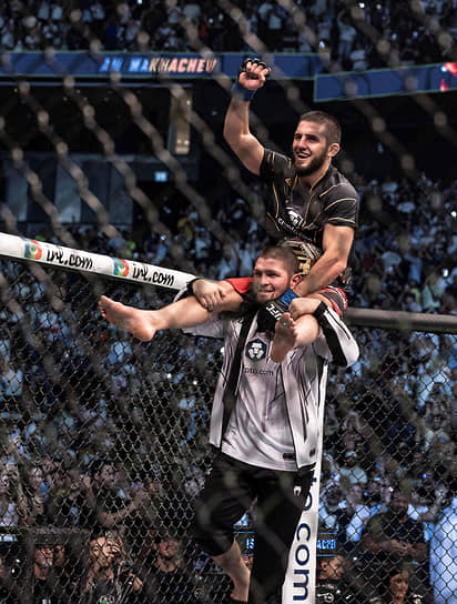 Ислам Махачев (сверху) после боя на плечах у бывшего чемпиона UFC Хабиба Нурмагомедова
