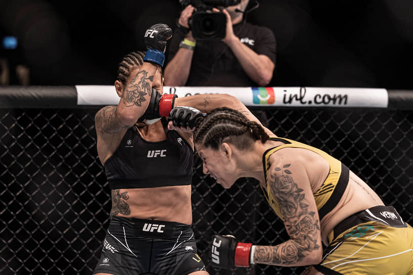 Бразильянка Кароль Роза (справа) и шведка Лина Лансберг в бою на UFC 280