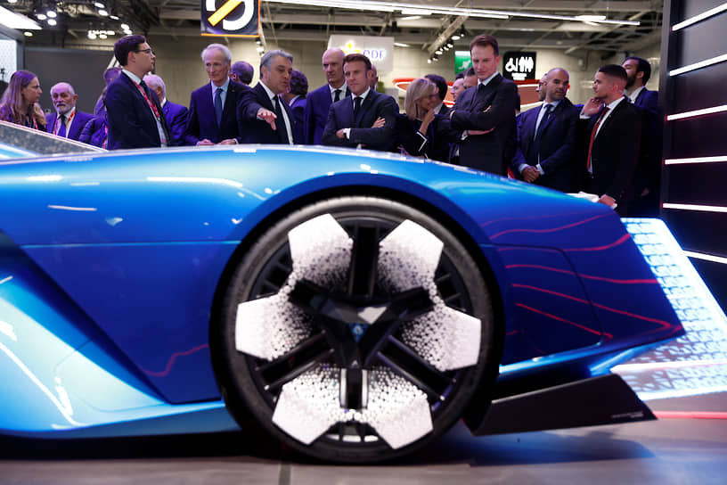 Президент Франции Эмманюэль Макрон посетил Международный автосалон в Париже