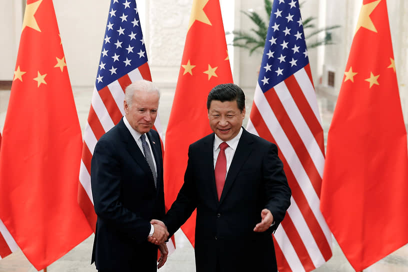 Президент США Джо Байден (слева) и председатель КНР Си Цзиньпин 