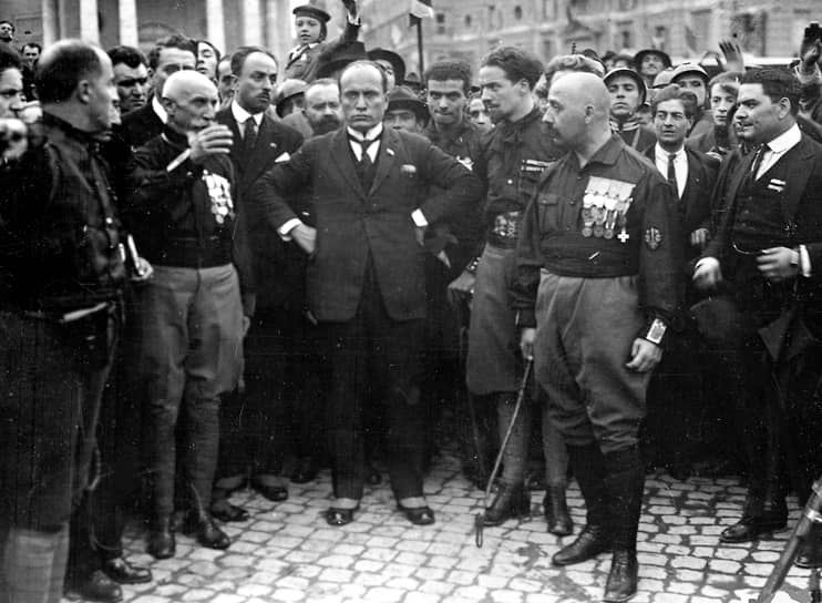 Изуродованные тела Бенито Муссолини и Клары Петаччи после казни в сквере Милана [2] — военное фото