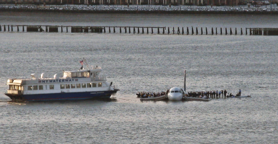 15 января 2009 года в Нью-Йорке через несколько минут после взлета сел на реку Гудзон самолет A320 со 150 пассажирами и пятью членами экипажа. Все находившиеся в самолете были спасены. Аварийную посадку вызвало столкновение со стаей птиц