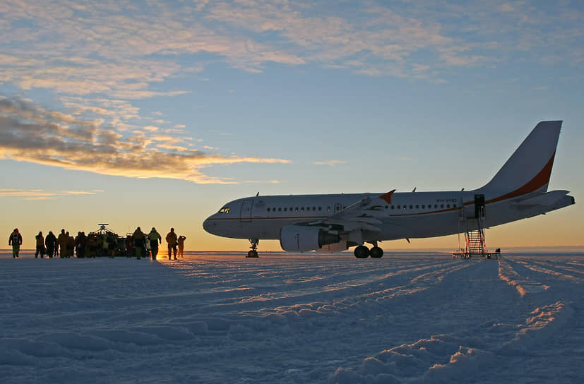 В 2008 году в Антарктике на специально подготовленную ледяную взлетно-посадочную полосу впервые приземлился узкофюзеляжный A319 (на фото), а в ноябре 2021 года — широкофюзеляжный четырехмоторный A340