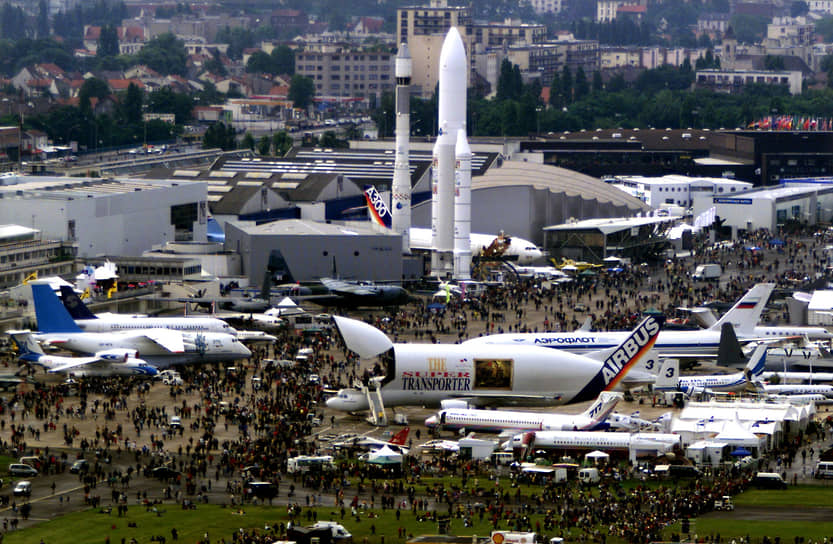 В начале 2000-х Aerospatiale, DASA и CASA объединились в EADS (Airbus Group) и вместе с BAE Systems сформировали интегрированную компанию Airbus, 80% которой принадлежало EADS и 20% BAE. В сентябре 2006 года EADS приобрела у BAE Systems оставшиеся 20% акций Airbus
&lt;br>На фото: грузовой самолет Airbus A300/600 Beluga на авиасалоне в Ле-Бурже
