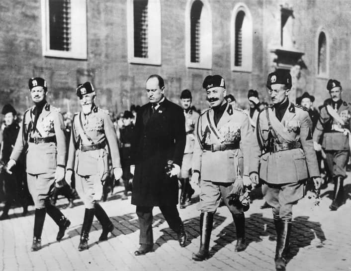 Муссолини с квадрумвирами, лидерами похода на Рим (на фото слева направо – Итало Бальбо, Эмилио Де Боно, Бенито Муссолини, Чезаре Мария Де Векки, Микеле Бьянки)