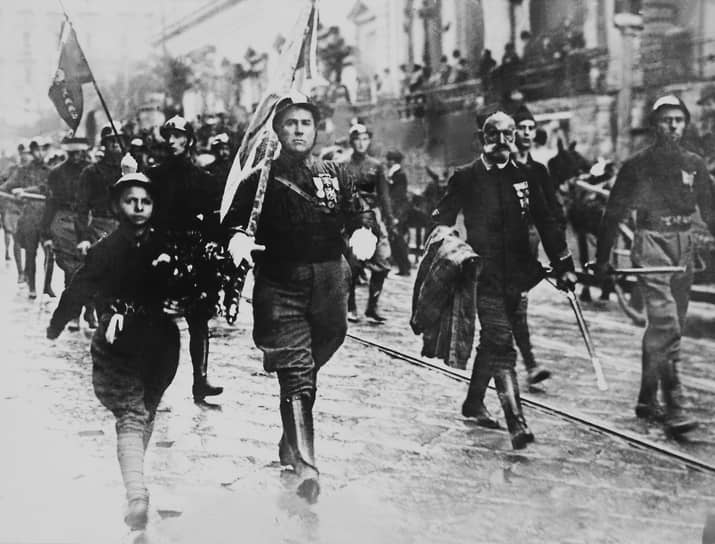 «Сегодняшнее триумфальное вступление фашистских войск в Рим стало апофеозом бескровной революции… Во всех окнах были видны ликующие римляне». (Associated Press, 31 октября 1922 года)