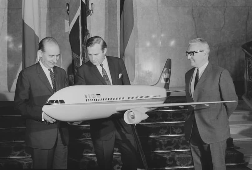 Слева направо: министр транспорта Франции Жан Шаман, министр технологий Великобритании Джон Стоунхаус и представитель минэкономики ФРГ Иоганн Шельхорн изучают модель авиалайнера Airbus, конец 1960-х годов