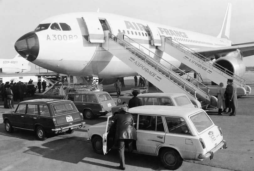 В октябре 1972 года состоялся первый полет прототипа А300. 15 апреля 1974 года авиакомпания Air France совершила первый в истории коммерческий рейс на самолете Airbus по маршруту Лондон — Париж