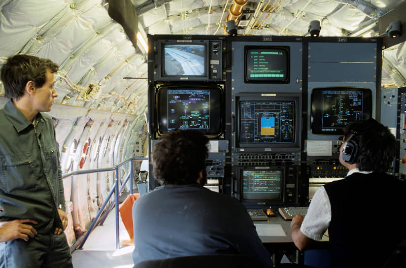 Особенностью самолета A320 стала электродистанционная система управления. Лайнер стал первым гражданским самолетом с цифровым управлением полетом, которое осуществлял компьютер
