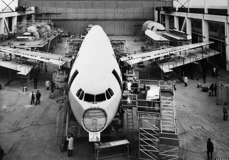 История компании Airbus началась 29 мая 1969 года, когда ФРГ и Франция подписали межправительственное соглашение о совместной разработке проекта широкофюзеляжного пассажирского самолета малой и средней дальности A300

