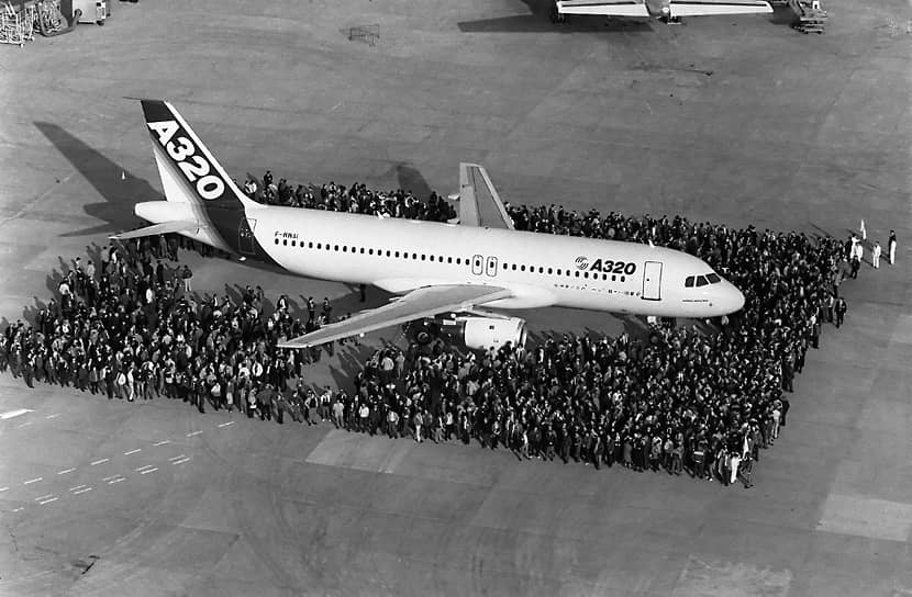 22 февраля 1987 первый полет совершил Airbus A320. В марте 1988 года первый самолет A320 был доставлен компании Air France, а 18 апреля 1988 года он совершил первый коммерческий полет


