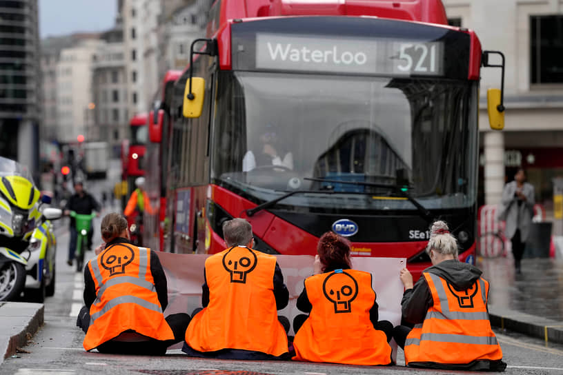 Сторонники движения Just Stop Oil выдвигают одно требование: чтобы власти Великобритании прекратили выдачу новых лицензий на добычу ископаемого топлива