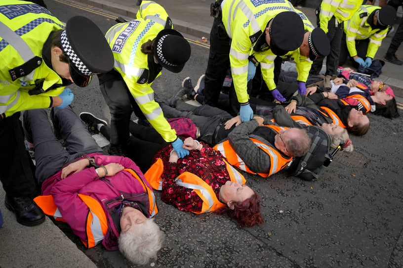 Акция участников группы Just Stop Oil в наручниках на одной из дорог Лондона