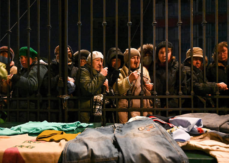 Москва. Женщины в ожидании раздачи бесплатной одежды около храма Флора и Лавра на Зацепе