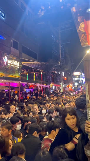 Праздновать Хэллоуин на улицы Сеула вышли десятки тысяч людей