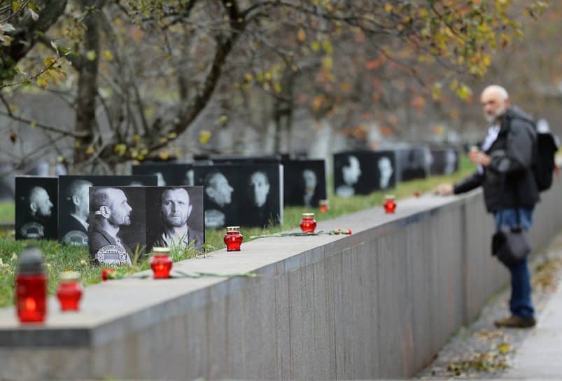 Участник акции памяти жертв сталинских репрессий на Бутовском полигоне
