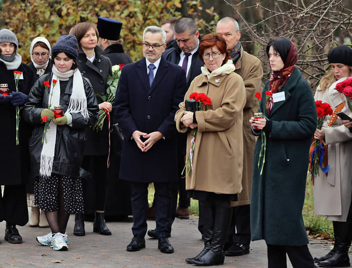 Посол Польши в России Кшиштоф Краевский (в центре) на церемонии возложения цветов на Бутовском полигоне