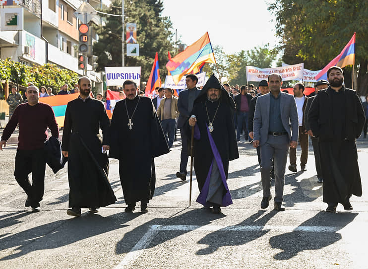Предстоятель Арцахской епархии Армянской Апостольской Церкви епископ Вртанес Абрамян (в центре) во время митинга
