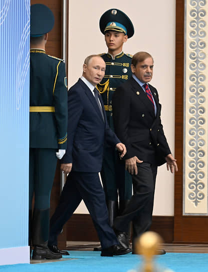 Астана, Казахстан. Президент России Владимир Путин (слева) и премьер-министр Пакистана Шахбаз Шариф перед пленарным заседанием VI саммита Совещания по взаимодействию и мерам доверия в Азии во Дворце Независимости