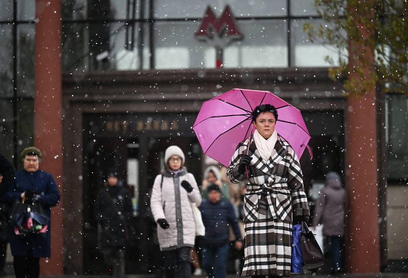 Женщина с зонтом у станции метро «Чистые пруды» 