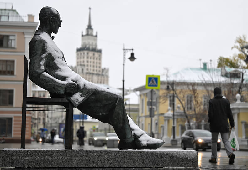 Памятник французскому архитектору Ле Корбюзье на Мясницкой улице