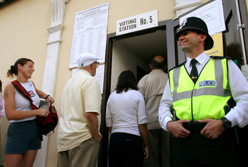 Жители Гибралтара в очереди на избирательный участок во время референдума, 2002 год