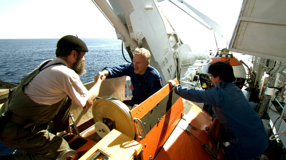 Члены съемочной группы помогают Джеймсу Кэмерону (в центре) спуститься в аппарат «Мир-1»