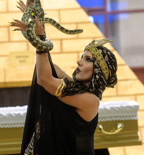 В этом году выставка проходит в юбилейный 30-й раз&lt;br>
На фото: выступление артистки с дрессированной змеей