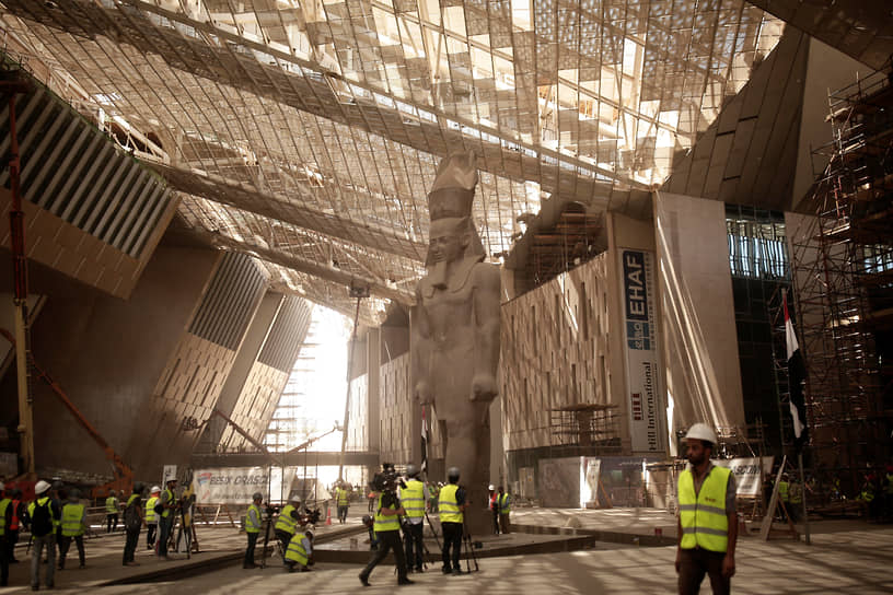 Великий египетский музей, согласно заявлениям властей Египта, готов уже на 99,9%, но дата его торжественного открытия, которое должно потрясти мир, все еще остается загадкой. Статуя Рамсеса II и мумии египетских фараонов уже находятся в этом музее, маска Тутанхамона пока еще не покинула «старый» Египетский музей на площади Тахрир