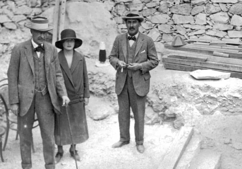 Эвелин Герберт с Говардом Картером (слева) и своим отцом, лордом Карнарвоном у гробницы Тутанхамона. Ноябрь 1922 года. Побывавшей в гробнице Эвелин осталось жить всего 57 лет
