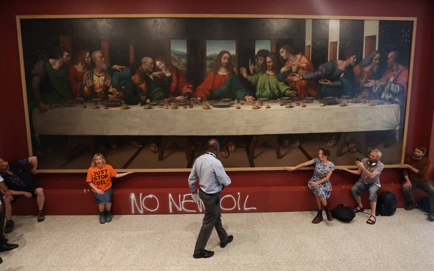 Участники Just Stop Oil приклеивают руки к копии картины Леонардо да Винчи «Тайная вечеря» в лондоской Королевской академии художеств в июле 2022 года