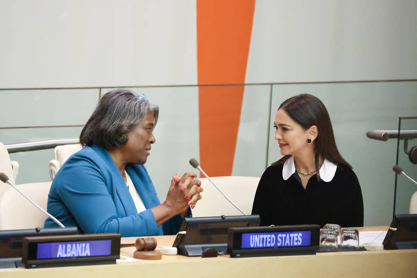Линда Томас-Гринфилд (слева) общается с Назанин Бониади перед заседанием в Совбезе ООН по поводу Ирана