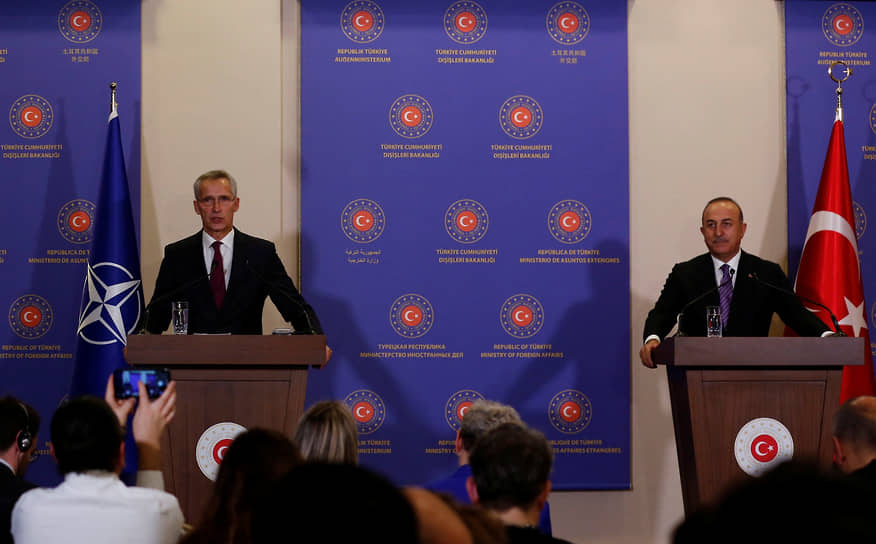 Генсек НАТО Йенс Столтенберг (слева) и министр иностранных дел Турции Мевлют Чавушоглу на пресс-конференции в Стамбуле