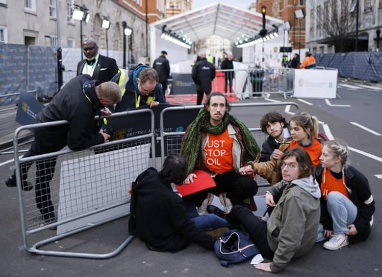 Активисты Just Stop Oil приклеили руки к асфальту возле Королевского Альберт-холла в Лондоне в марте 2022 года