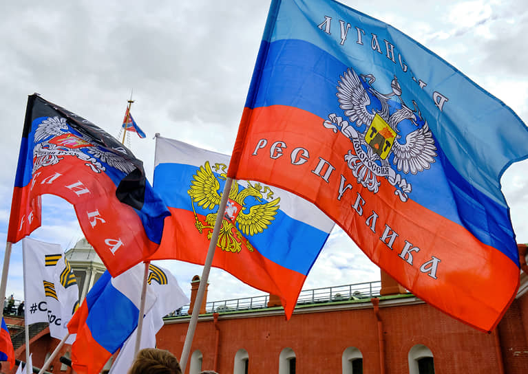 Флаги России, ЛНР и ДНР
